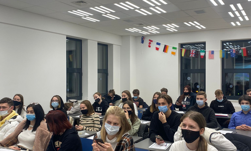 Zdjęcie przedstawia student&oacute;w w sali wykładowej podczas warsztat&oacute;w z języka polskiego