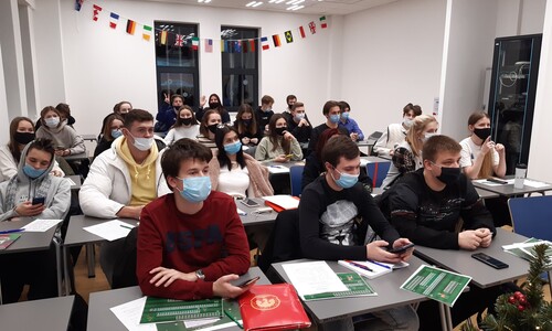 Zdjęcie przedstawia student&oacute;w w sali wykładowej podczas warsztat&oacute;w z języka polskiego
