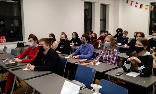 Zdjęcie przedstawia student&oacute;w w sali wykładowej podczas warsztat&oacute;w z języka polskiego