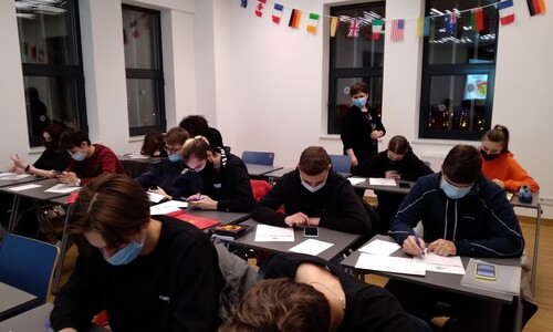 Zdjęcie przedstawia student&oacute;w w sali wykładowej podczas warsztat&oacute;w z języka polskiego