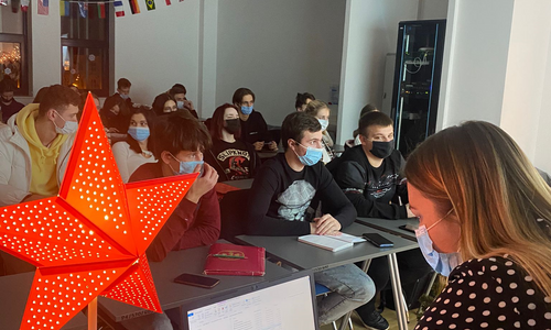 Zdjęcie przedstawia wykładowcę i student&oacute;w podczas warsztat&oacute;w z języka polskiego