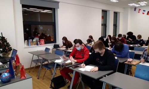 Zdjęcie przedstawia student&oacute;w w sali wykładowej podczas warsztat&oacute;w z języka polskiego